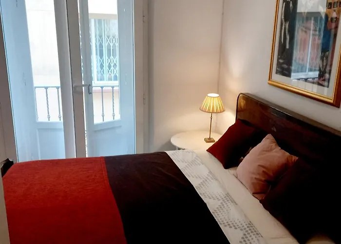 Small Stylish Room With Comfortable Queen-Size Bed In Very Large, Beautifully Decorated Shared Flat In The Historic Centre Of Malaga