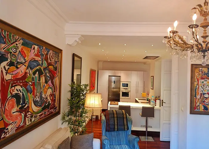 Small Stylish Room With Comfortable Queen-Size Bed In Very Large, Beautifully Decorated Shared Flat In The Historic Centre Of Malaga