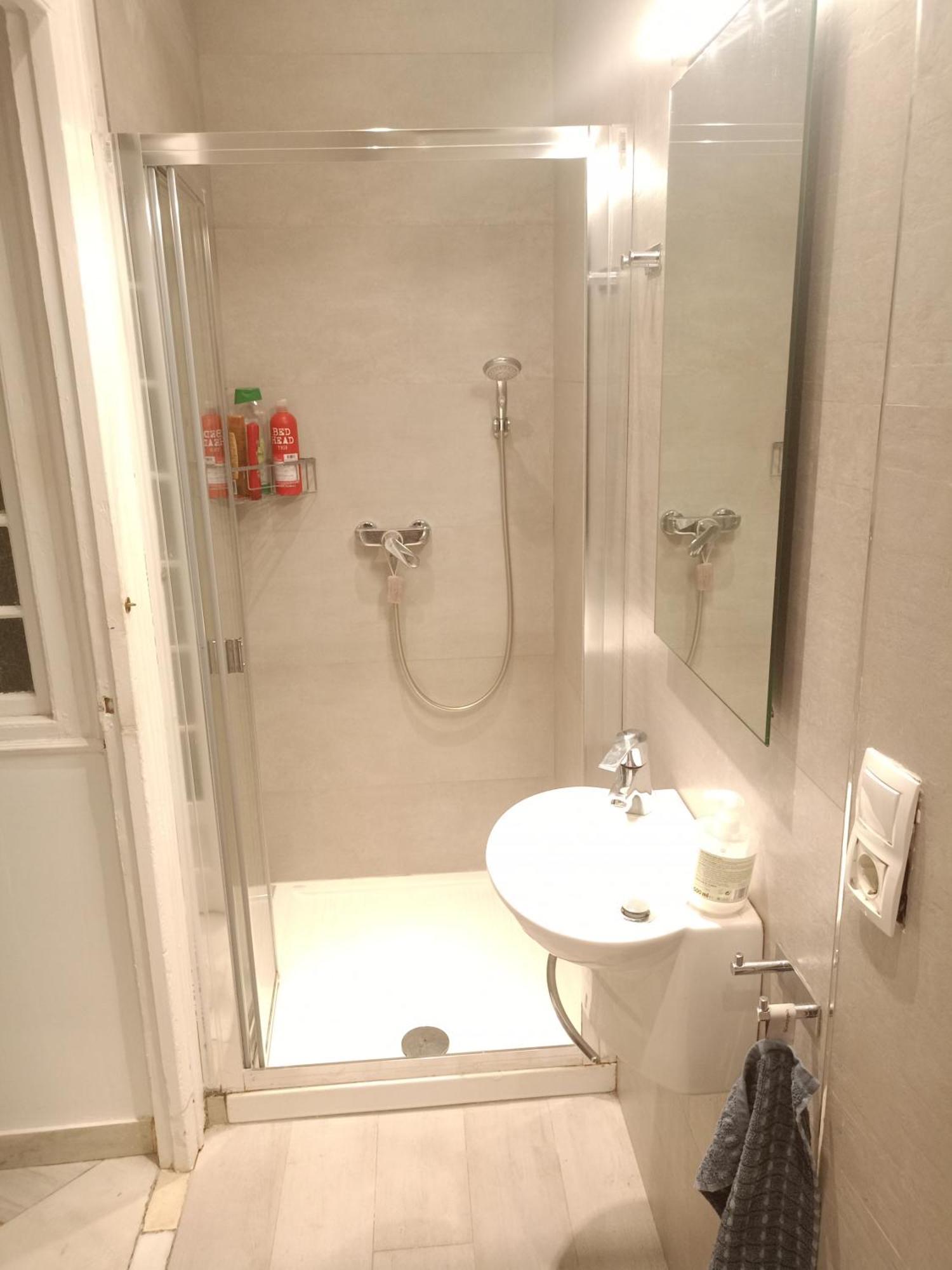 Small Stylish With Comfortable Queen-size Bed In Very Large, Beautifully Decorated Shared Flat In The Historic Centre Of *